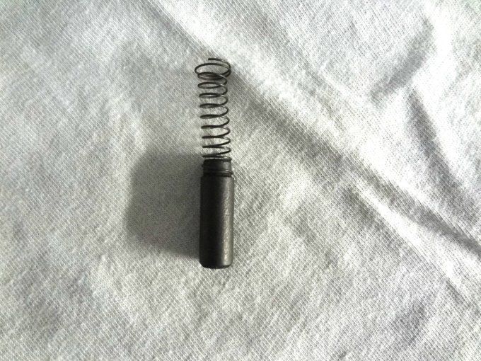 Charbon  pour magneto -diametre  6 mm sur 15 mm de long avec ressort